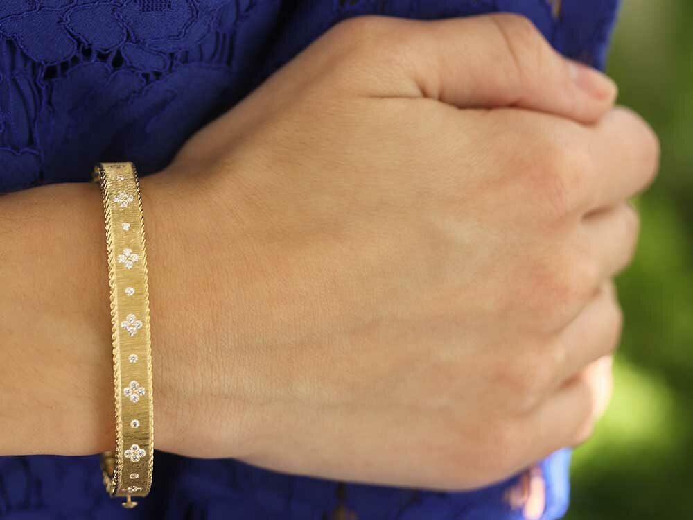 Roberto Coin Fleur de Lis diamond bangle with satin finish - Be On Park