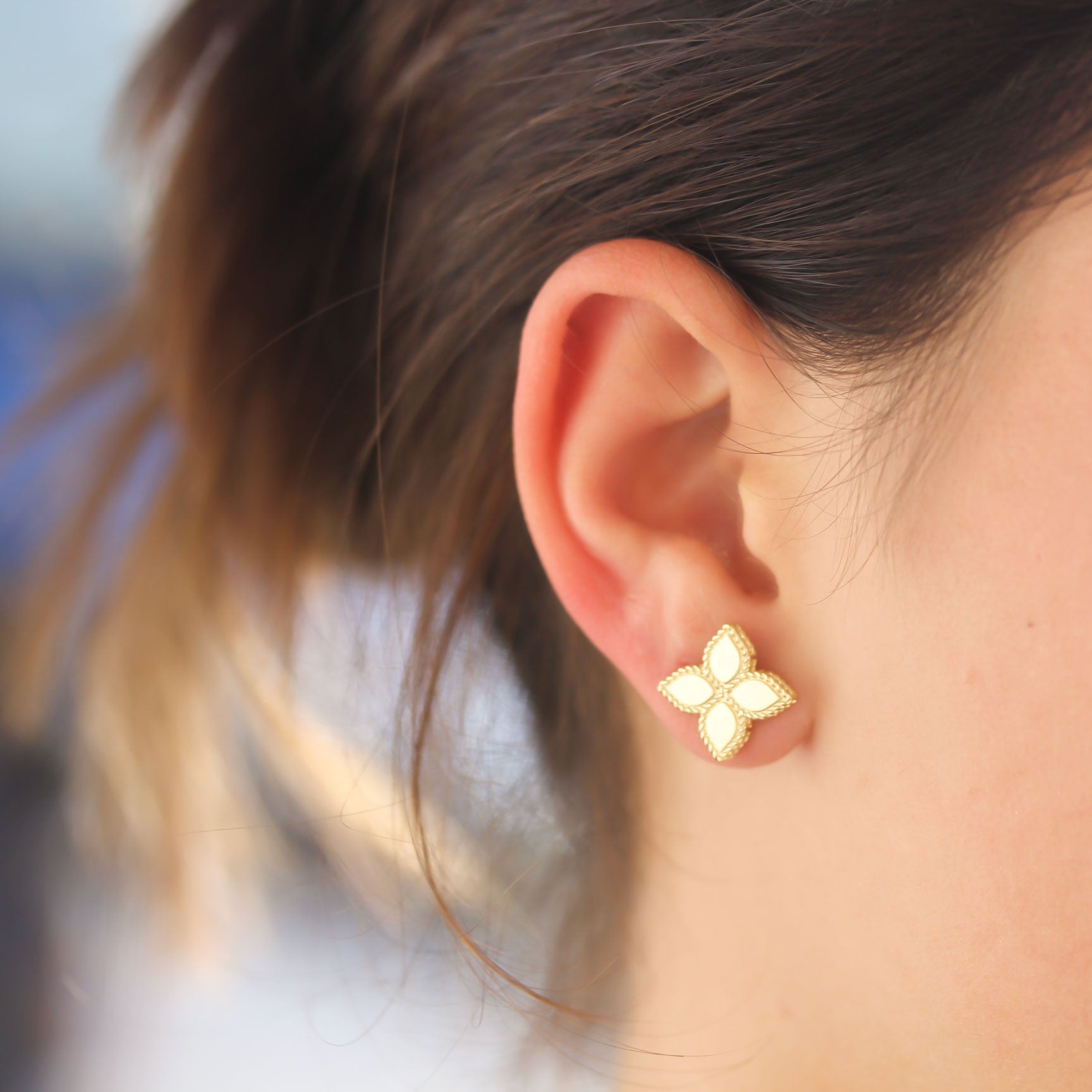 Princess flower medium stud earrings - Be On Park